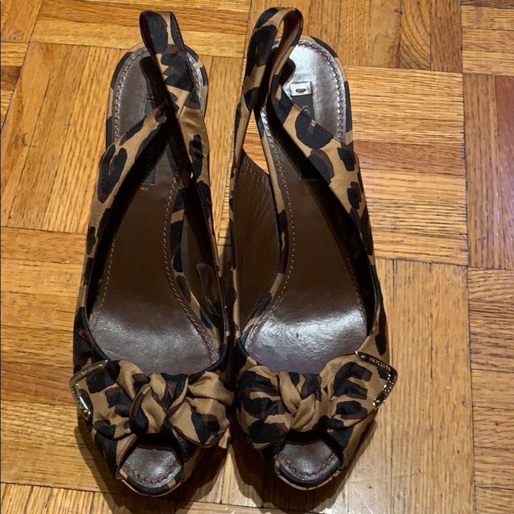 LOUIS VUITTON
Brown Leopard Print Silk and Cork!!